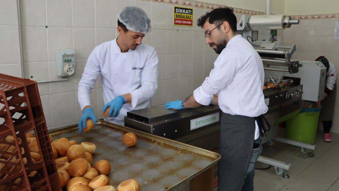 Deprem Bölgesine Ulaştırılmak Üzere İzzet Baysal Abant MTAL Tarafından Ekmek Üretimi Devam Ediyor