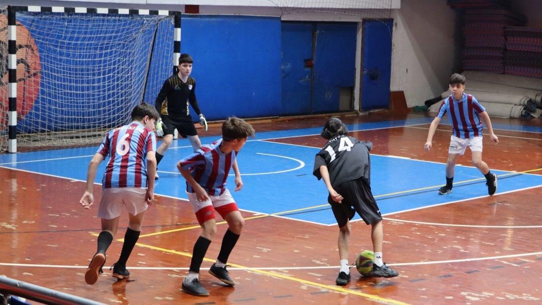  Okul Sporları Ortaokullar Arası Yıldız Kızlar-Erkekler Futsal Müsabakaları Tamamlandı