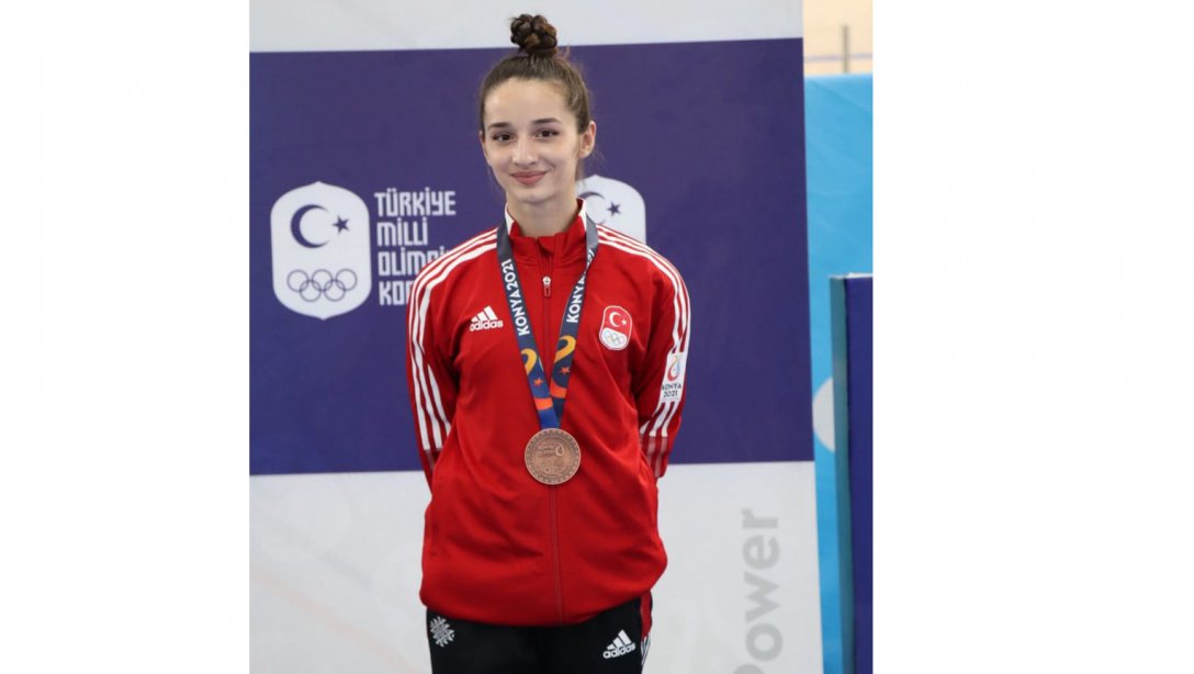 Bolu Spor Lisesi Öğrencimiz Sevgi Seda Kayışoğlu'ndan 3 Madalya