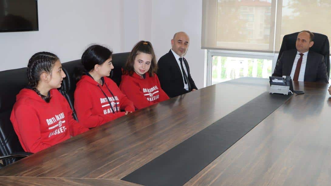 Şehit Ozan Özen Ortaokulu Kız Basketbol Takımından İl Müdürümüze Ziyaret