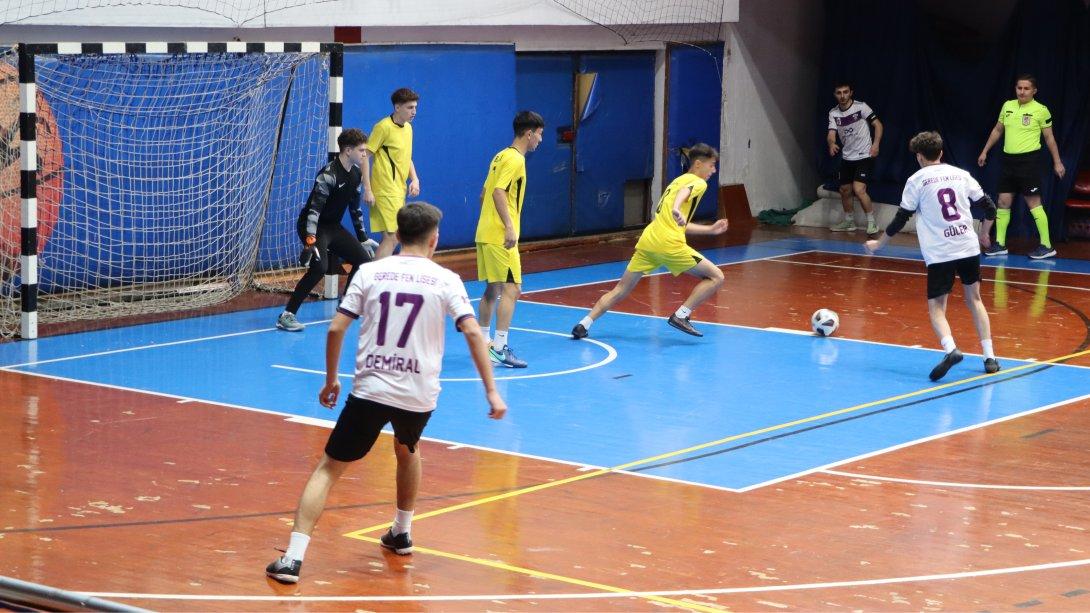 Okul Sporları Liseler Arası Kızlar- Erkekler Futsal Müsabakaları Tamamlandı