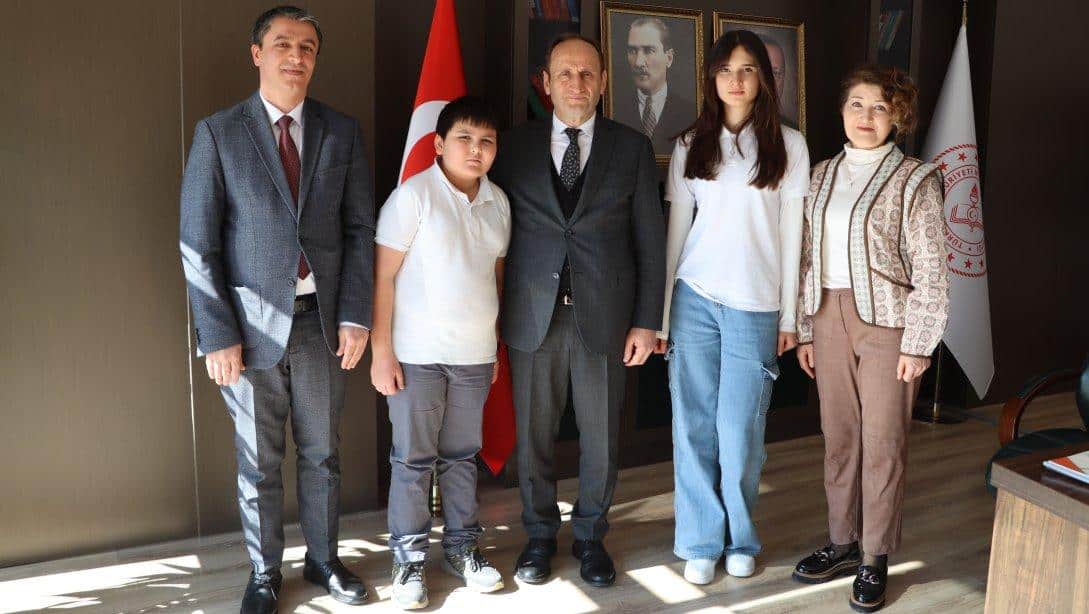 Türkiye Geneli Resim Yarışmasında Derece Elde Eden Öğrencilerimizden İl Müdürümüze Ziyaret