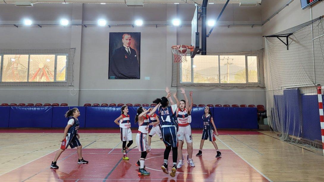 50. Yıl İzzet Baysal Ortaokulu Kız Basketbol Takımımız Türkiye Yarı Finallerinde İlimizi Temsil Edecek