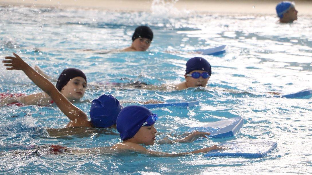 ''Yüzme Bilmeyen Kalmasın'' Projesi ile Öğrencilerimiz Yüzme Öğrenmeye Devam Ediyor