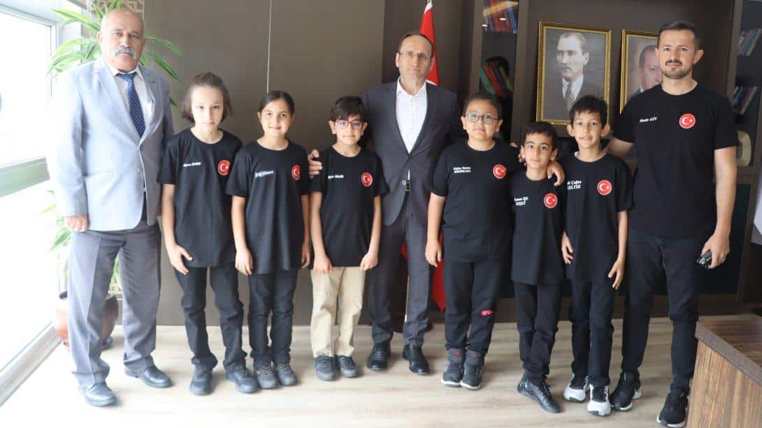  Sakarya İlkokulu Robotik Kodlama Takımı Öğrencilerimizden ve Karacasu Ortaokulu Çim Hokeyi Takımı Öğrencilerimizden İl Müdürümüze Ziyaret