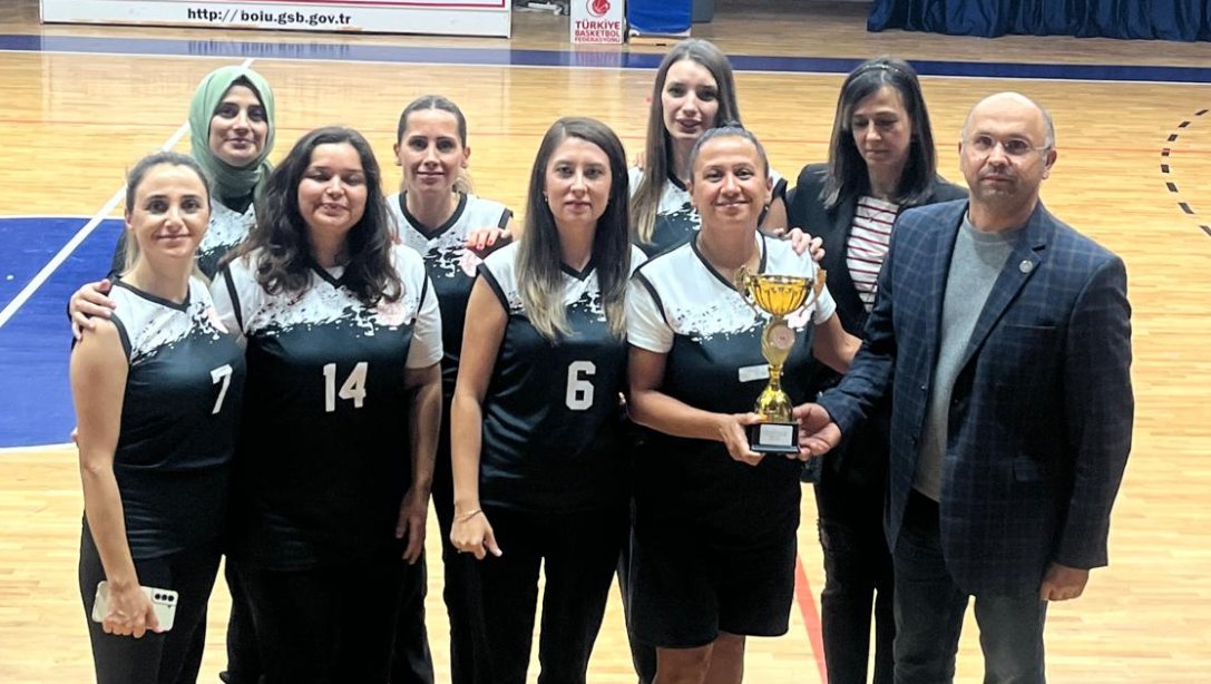 Kurumlar Arası Voleybol Turnuvasında Kadın Voleybol Takımımız Şampiyon Oldu