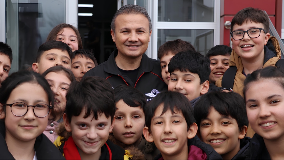 İlham Veren Buluşma: Türkiye'nin İlk Astronotu Alper Gezeravcı, Öğrencilerimizle Bir Araya Geldi