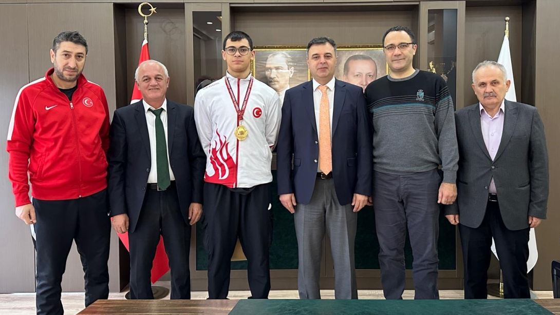 Gençler Taekwondo Türkiye Şampiyonu Öğrencimizden İl Millî Eğitim Müdürümüze Ziyaret